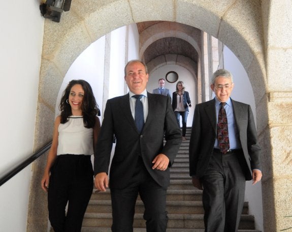 Monago junto a los nuevos consejeros María de los Ángeles Muñoz y Clemente Checa. Al fondo, Iván Redondo y Cristina Teniente. :: brígido