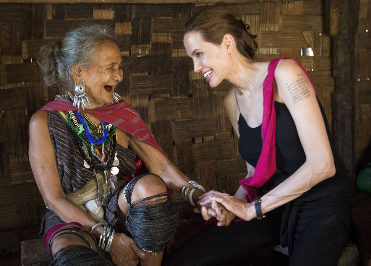 Angelina Jolie, ayer en un cariñoso gesto con la refugiada de 75 años, Baw Meh de Birmania, en un campamento de Tailandia. Baw Meh llegó a este campo hace 18 años junto con su marido y sus hijos. La actriz estaba allí como enviada del Alto Comisionado para Refugiados de Naciones Unidas (ACNUR). :: R. Arnold/EFE