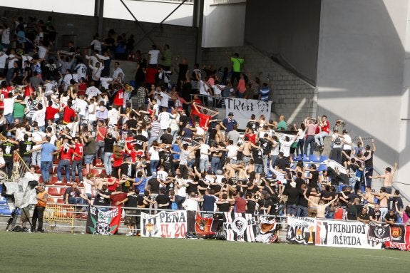 Los casi 700 desplazados desde Mérida, en un extremo de la tribuna del Nuevo Ganzábal, animando al Mérida en un momento del partido. :: Pardo