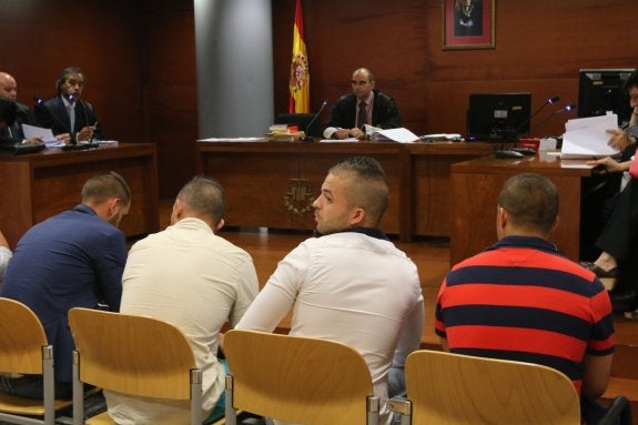 Cuatro de los condenados durante el juicio que tuvo lugar ayer en el juzgado de lo Penal número 1 de Cáceres. :: lorenzo cordero