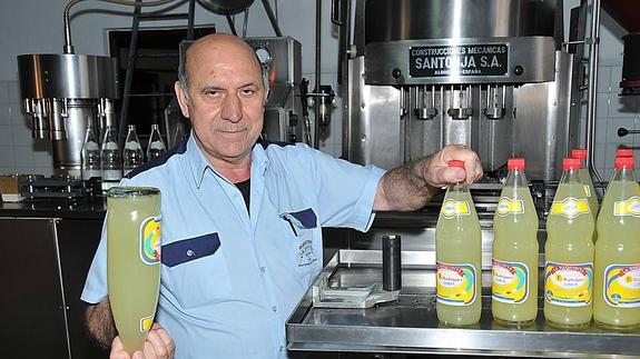 Fernando Rodríguez, propietario de Gaseosas la Exquisita, con algunos de los productos que salen de la cinta transportadora
