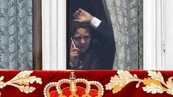 Froilán, hablando por teléfono desde el Palacio Real de Madrid, tras la proclamación del Rey Felipe V