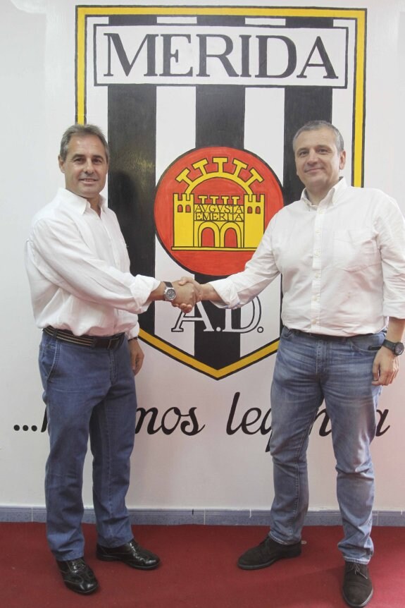 Ángel Alcázar y Dani Martín sellan el acuerdo con el Mérida en el estadio Romano. 