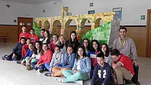 Una maqueta del Puente Romano de Alcántara gana el Certamen Medioambiental de la Diputación