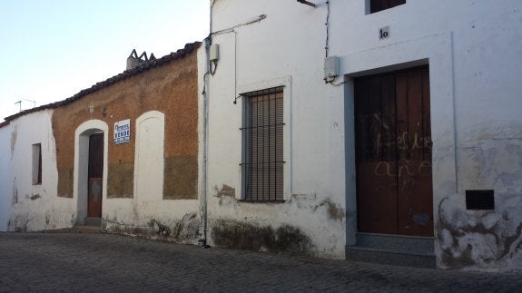 Casas que se regalan en el barrio Alto de Burguillos del Cerro. :: HOY