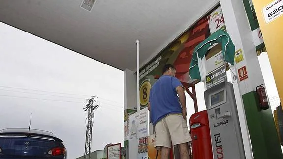 Estación de servicio 'low cost' en Mérida, donde los clientes se sirven la gasolina y pagan directamente la mayor parte del dí. 