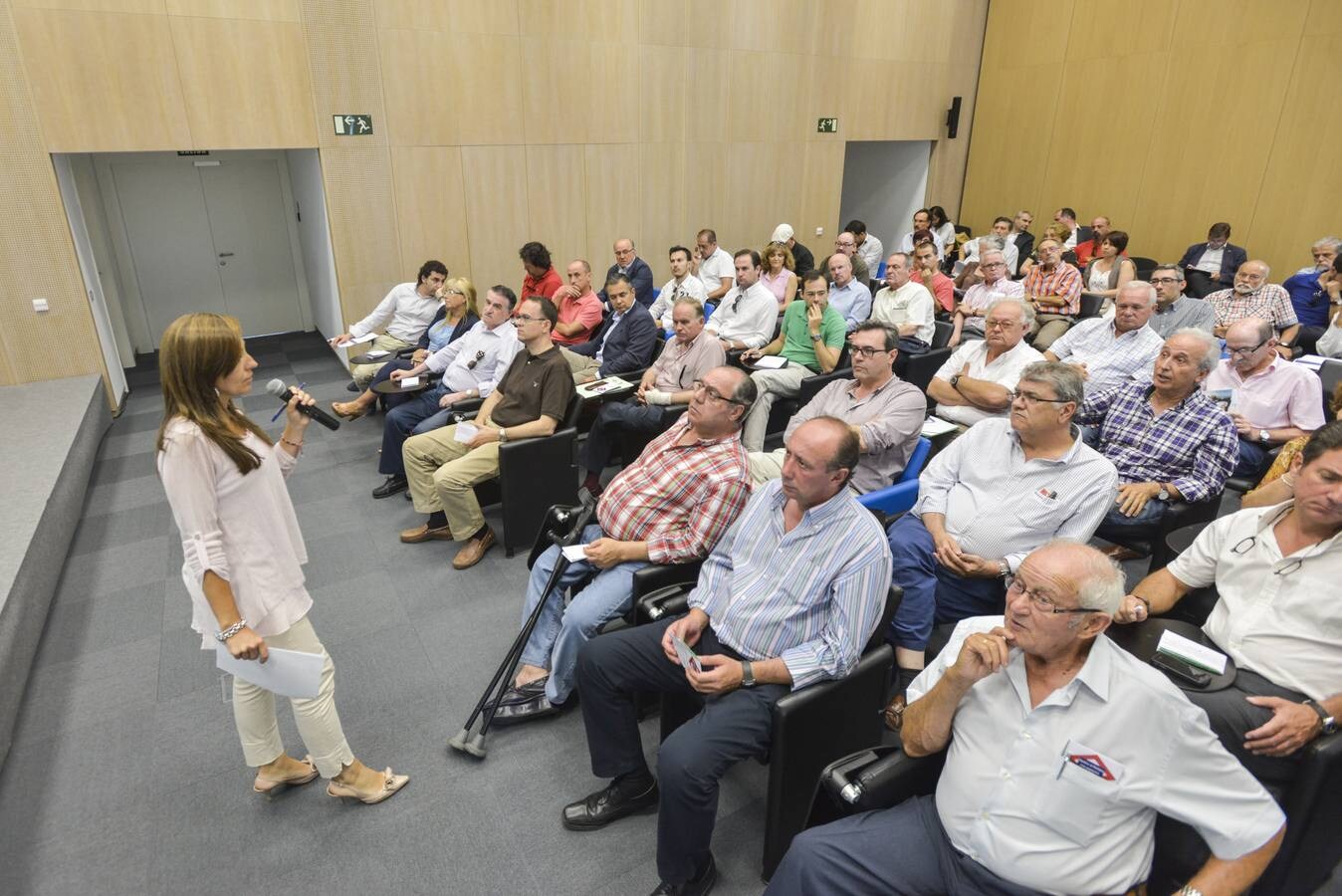 Los vecinos debaten sobre barrios e infraestructuras.