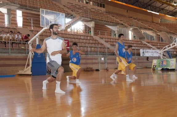  Hora de trabajar. Los chicos de la FEB (arriba) con su técnico Zamora. Abajo, Calderón firma balones a los pequeños y en la sesión con los cadetes del grupo de tecnificación. :: j. v. arnelas y pakopí