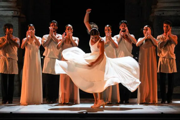 Sara Baras, en el centro, junto al cuerpo de baile, en el estreno de 'Medusa, la guardiana', la segunda obra del Festival de Mérida. :: josé manuel romero