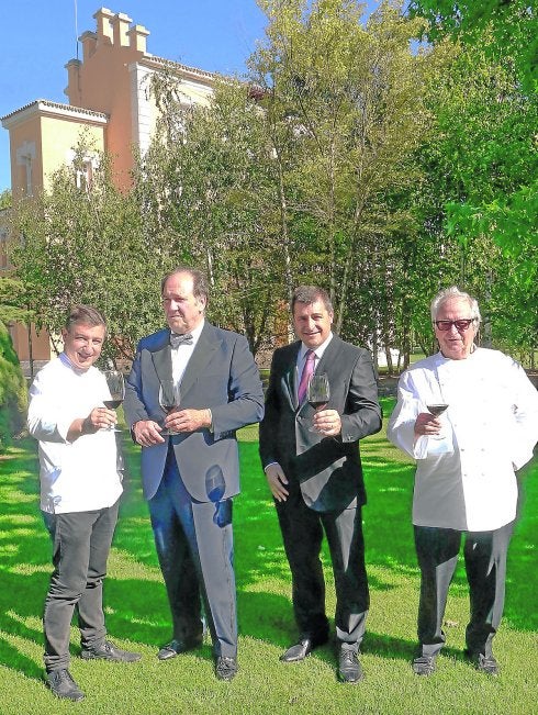 Joan Roca, Pablo Álvarez Mezquíriz, Josep Roca y Juan Mari Arzak en Vega Sicilia. :: Ramón gómez