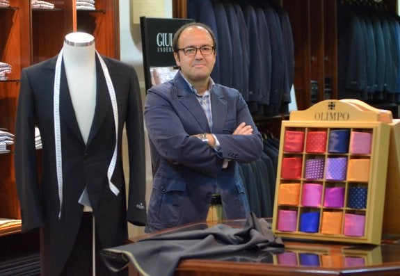 Felipe Velázquez, responsable del negocio, en la sastrería familiar. :: casimiro moreno