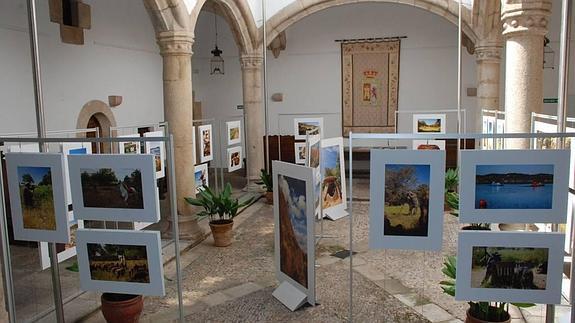 El Palacio Carvajal acoge una exposición sobre Tajo Internacional y Alqueva