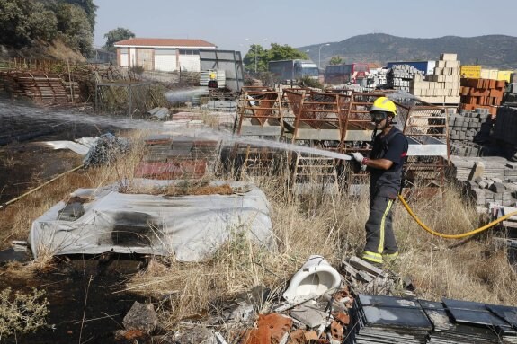 En la finca, de propiedad municipal, se acumulan gran cantidad de desechos. :: andy solé