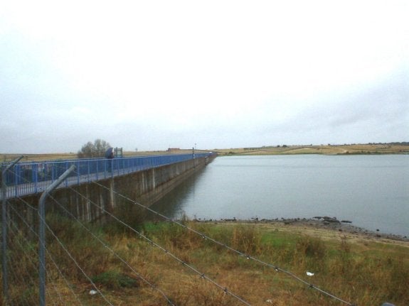 Vista general de la presa de Arroyo de la Luz con dos hectómetros cúbicos de capacidad. :: SEPREMLos cuatro alcaldes de Casar, Zarza la Mayor, Arroyo de la Luz y Mata de Alcántara. 