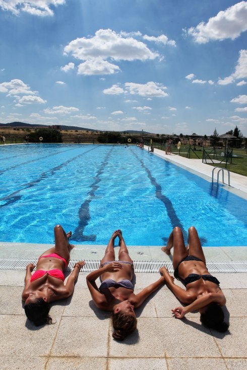 Tres jóvenes toman el sol en Cáceres el Viejo. ::  lorenzo cordero