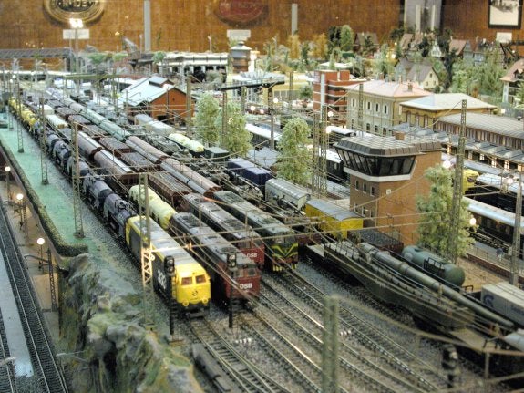 Arriba, Museo del Ferrocarril. Abajo, sala del Museo Abierto. :: brígido