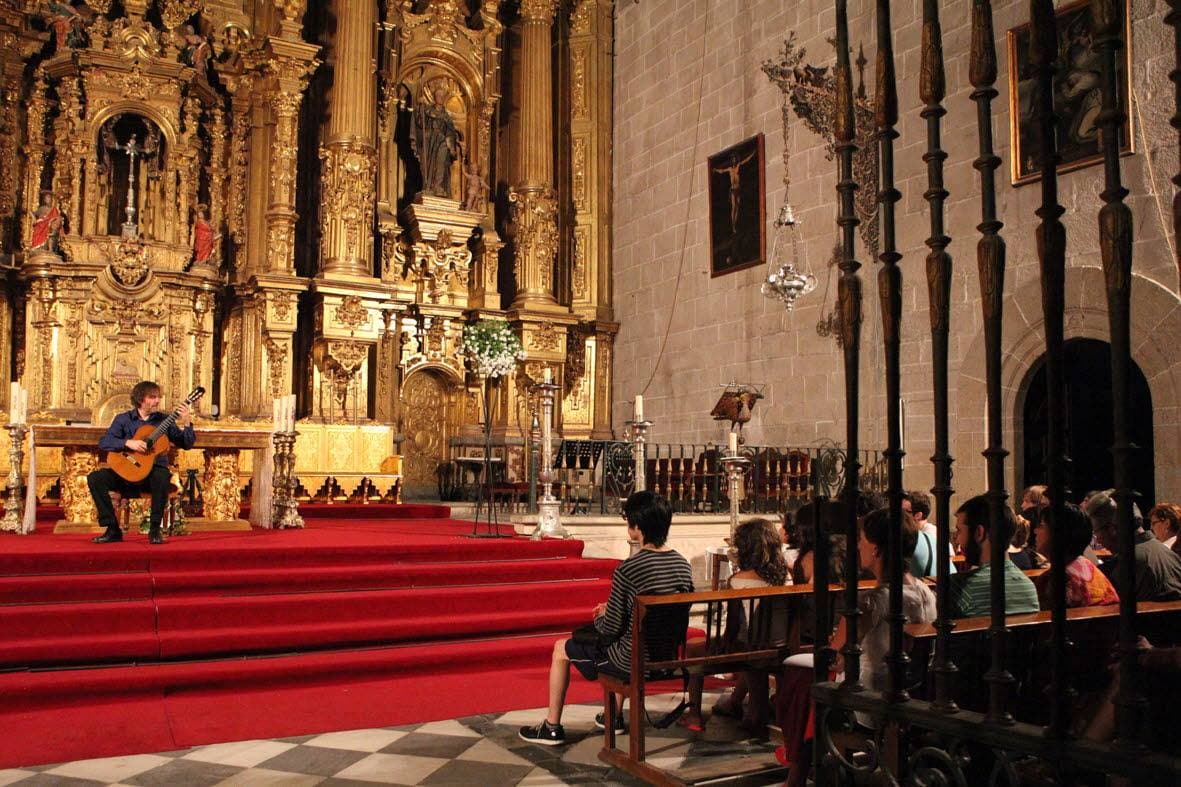 Concierto en el interior de la catedral con motivo del festival de guitarra
