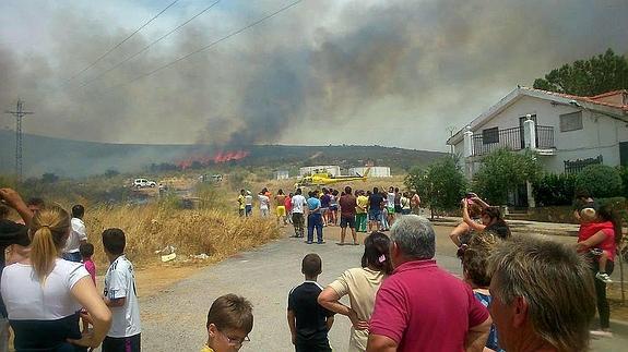 Los vecinos observan asustados cómo el fuego de la sierra de Pela se acerca a sus casas.