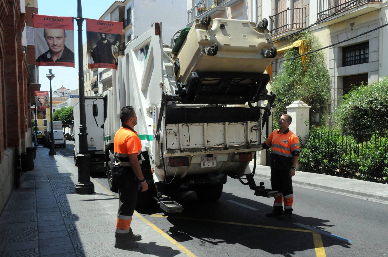 Operarios de la empresa FCC realizan labores de retirada de basura. :: BRÍGIDO