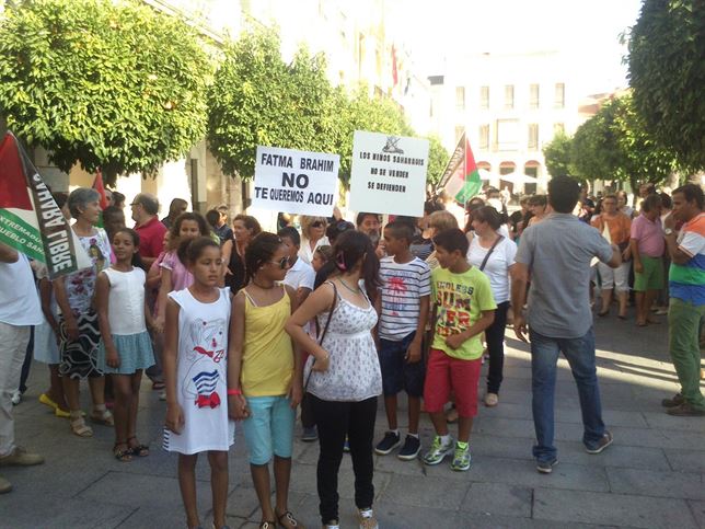 Concentración de familias de acogida y niños saharauis, este sábado, en la Plaza de España de Mérida. 