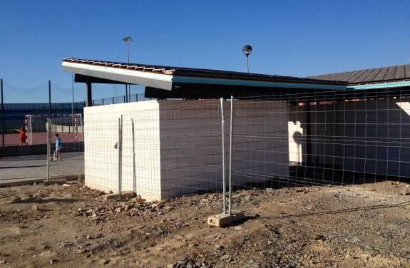 Imagen tomada en el complejo deportivo, con las casetas a medio terminar. :: altamirano