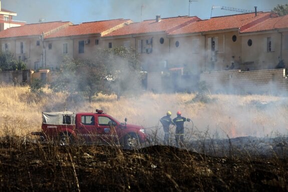 Otro incendio junto a las viviendas