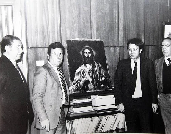 El goernador civil Tafalla y Teófilo González Porras enseñan El Greco recuperado.