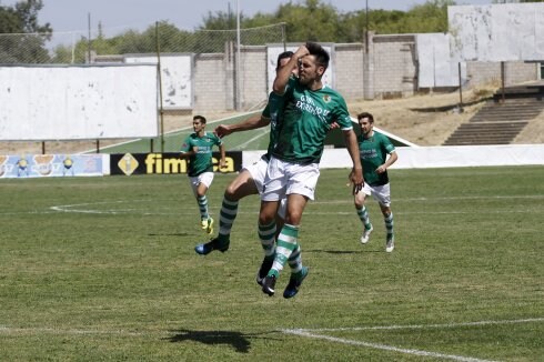 Carlos Valverde celebra junto a sus compañeros el 1-1 de ayer ante el Almería B. :: ARMANDO