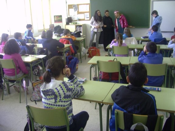Alumnos de Primaria en el colegio Cervantes de Villanueva. :: f. h.