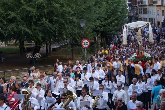 La banda de música encabeza la procesión. :: E. llorente