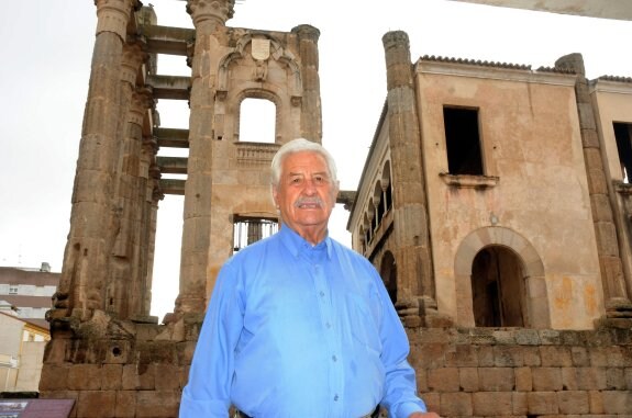 Ángel Texeira, con el Templo de Diana de fondo. :: brígido