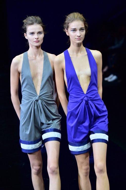 Dos de las modelos que desfilaron para Armani en la Semana de la Moda de Milán. 