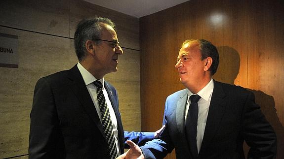 Segundo Píriz y José Antonio Monago charlando esta mañana en la Asamblea de Extremadura:: 