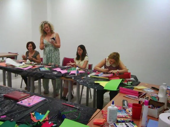 Participantes en un taller de la Universidad Popular. :: m. c.