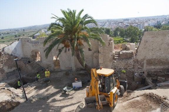 Las catas en la Alcazaba destapan un portillo árabe y cañoneras del siglo XIX
