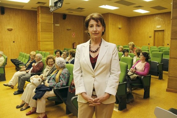 Eloísa Gómez-Lucena antes de la conferencia. :: marisa núñez