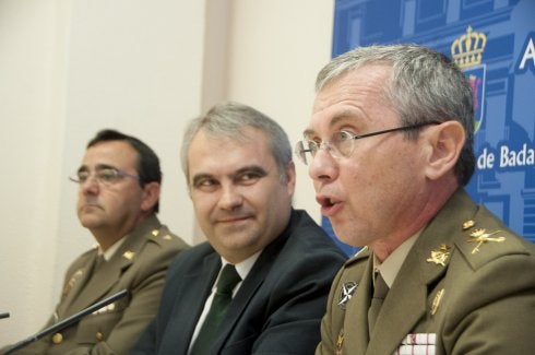 El general Dacoba y Fragoso en la presentación de los actos. :: pakopí