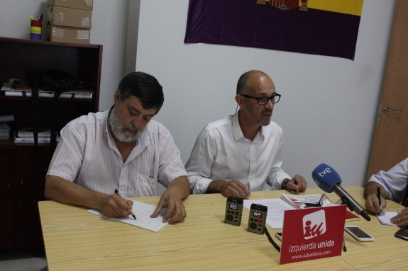 Manuel Sosa y Felipe Cabezas en un momento de su intervención. :: pilar mansilla