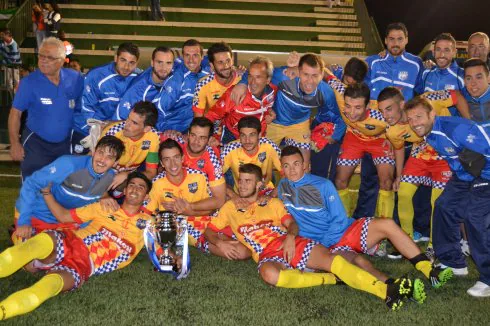 Los jugadores del Arroyo posan que la Copa Federación. :: FJD