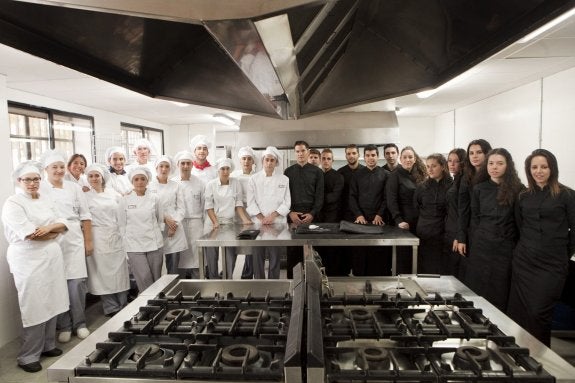 A la izquierda, de blanco, alumnos de Cocina y Gastronomía. A la derecha, de negro, alumnos de Servicios en resturación. :: jorge rey