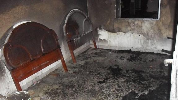 Dormitorio de la vivienda incendiada.