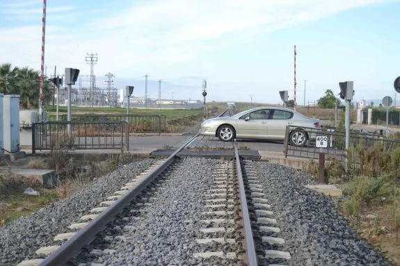 Coche circulando por el paso a nivel que se pretende sustituir :: A.C.