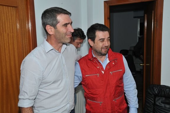 David Núñez (izquierda) es felicitado por Alfredo Moreno tras conocerse los resultados. :: david palma