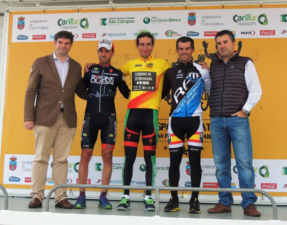 Pedro Romero, en el centro, con el maillot de ganador. :: Acción Tr3s