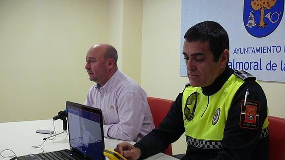 Pepe Pascual y Carlos Marcos, jefe de la Policía Local.