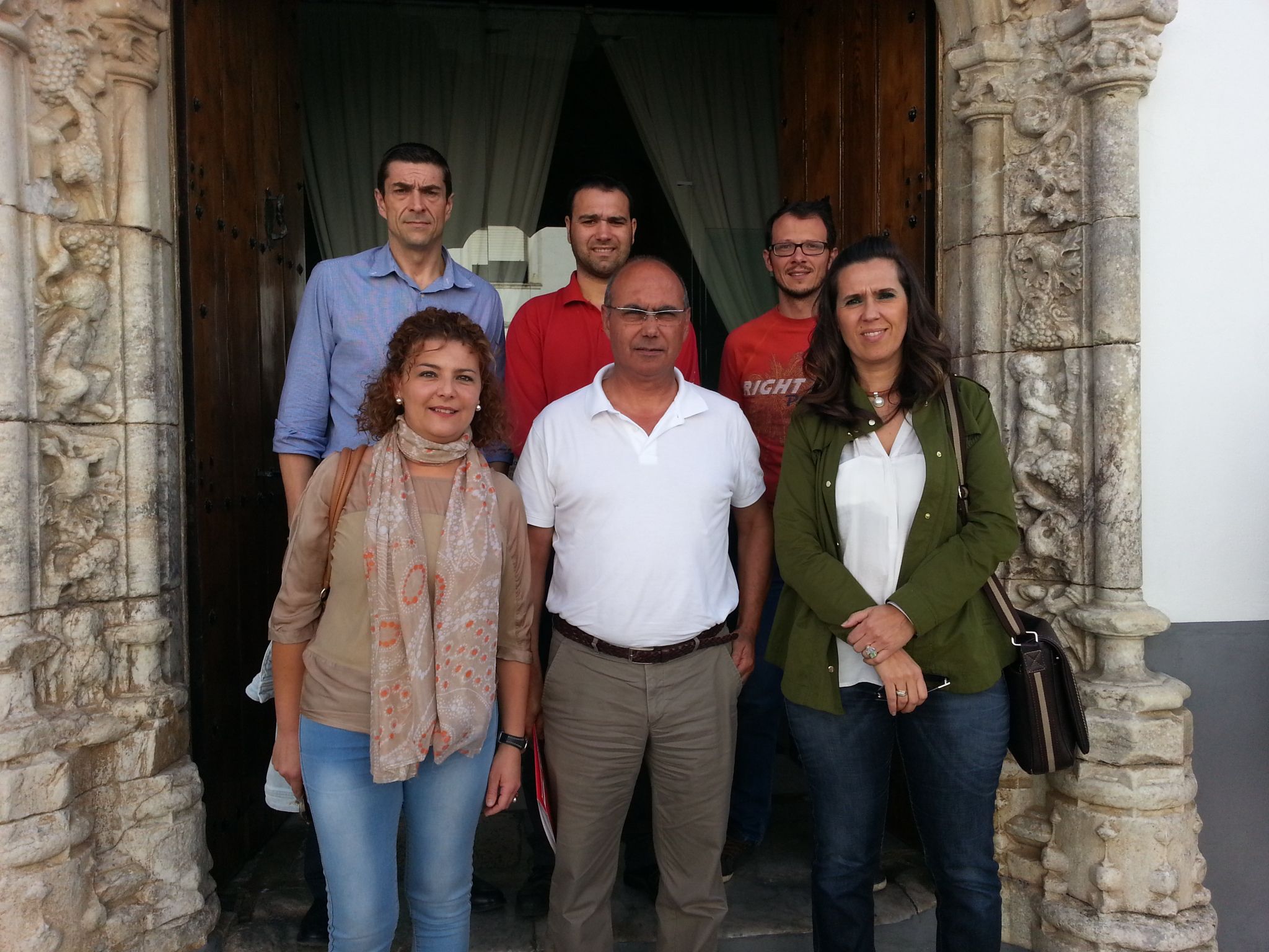 Manuel Cayado, en el centro, ayer junto a los cinco ediles que también han dimitido. 