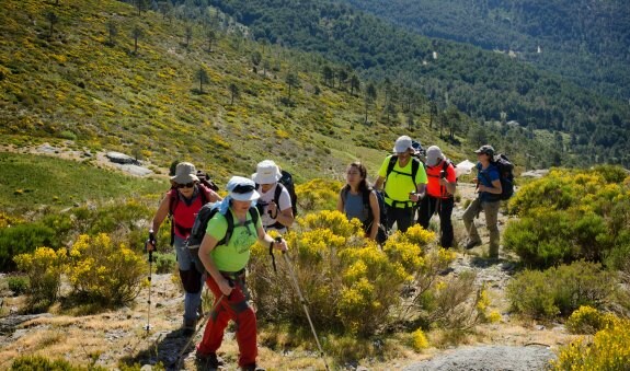 Miembros de El Garigolo en una de sus rutas. :: a.p.