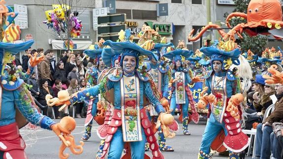 Comparsa 'Los Mismos' en el desfile del Carnaval de Badajoz en 2013.