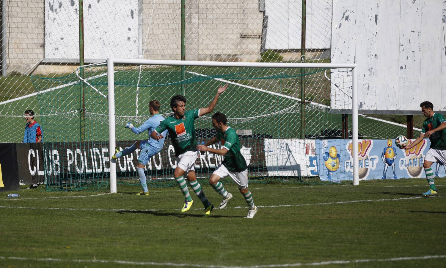 Plata celebra su gol de penalti que suponía el momentáneo 1-1. :: armando Méndez