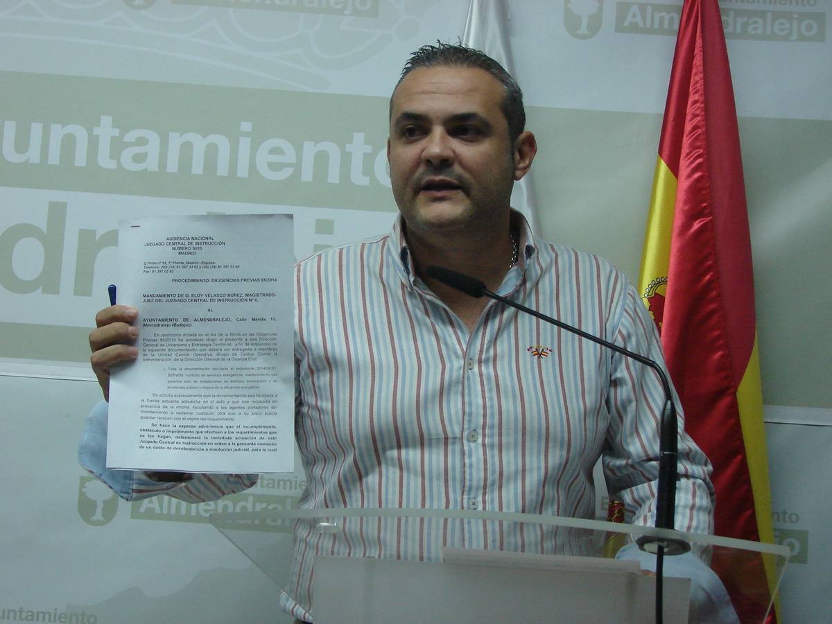 Luis Alfonso Merino muestra el oficio entregado por la UCO durante el registro.